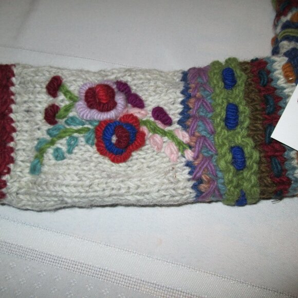 🌸🪶☮️Handcrafted Flower Embroidered Fingerless Gloves – Made in Nepal - Picture 3 of 6